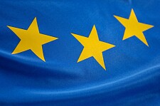 blaues Bild mit gelben Sternen als Ausschnitt der Europaflagge