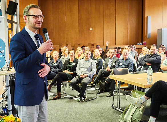 LIS-Direktor Stephan Rademacher begrüßt die Teilnehmenden der Auftaktveranstaltung QuaMath