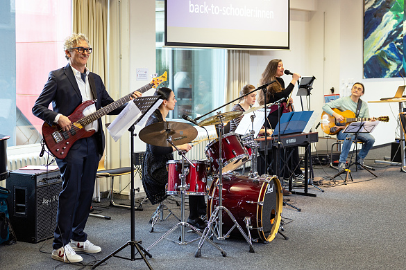 Die Back to School Band mit Programm-Absolventinnen und Absolventen